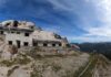 Militärruine am Berg Panos im Velebit Gebirge Kroatien Schotterpiste