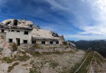 Militärruine am Berg Panos im Velebit Gebirge Kroatien Schotterpiste