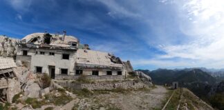 Militärruine am Berg Panos im Velebit Gebirge Kroatien Schotterpiste