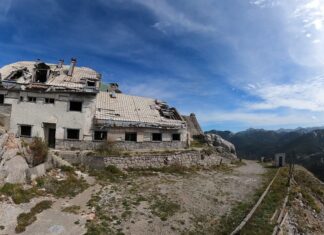 Militärruine am Berg Panos im Velebit Gebirge Kroatien Schotterpiste