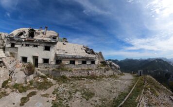 Militärruine am Berg Panos im Velebit Gebirge Kroatien Schotterpiste