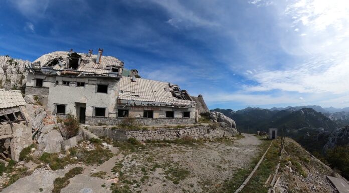 Militärruine am Berg Panos im Velebit Gebirge Kroatien Schotterpiste